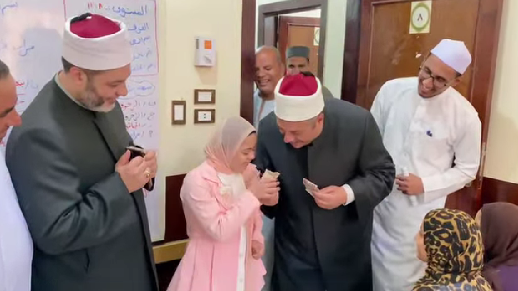 رئيس المعاهد الأزهرية يقدم هدية لطفلة من ذوي الهمم